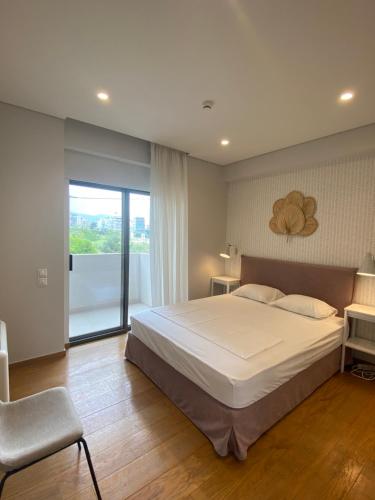 Ένα ή περισσότερα κρεβάτια σε δωμάτιο στο Athens Riviera 2-Bed Apt & Pool Access #Unoblu®