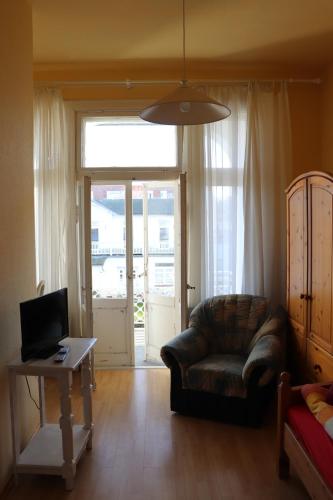 a living room with a couch and a table at Pension Lotte in Kühlungsborn