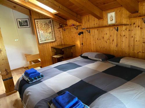 een slaapkamer met een groot bed in een hut bij Appartamento Fronte Piste in Auronzo di Cadore