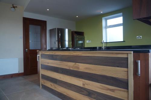 una cucina con ripiano in legno in una camera di Tower Beach a Galway