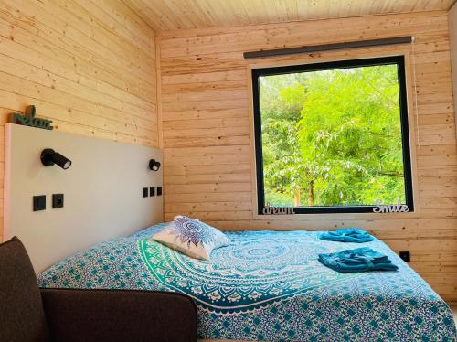 sypialnia z łóżkiem w pokoju z oknem w obiekcie Nevšední ubytování s privátním wellness w mieście Lipence