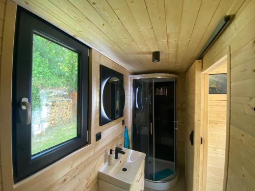 a bathroom with a sink and a window at Nevšední ubytování s privátním wellness in Lipence