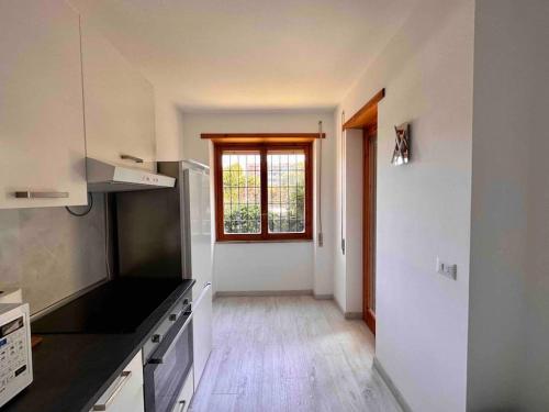 eine Küche mit einem Waschbecken und einem Fenster in der Unterkunft Appartamento Luminoso Domus EUR in Rom