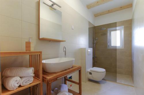 een badkamer met een wastafel en een toilet bij Apartmani Porat Sali in Sali