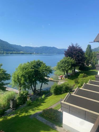 - Vistas al lago desde un edificio en Appartment SIMONE mit Seeblick, en Steindorf am Ossiacher See