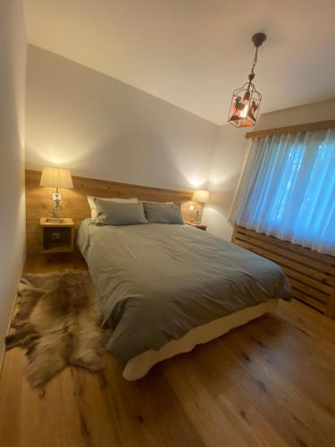 Un dormitorio con una cama grande y una ventana en Bilocale nuovo St. Moritz Chesa Arlas, en St. Moritz