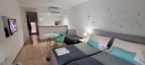 - une chambre avec un lit et une table avec des chaises dans l'établissement Calle 10 - Monoambiente, à La Plata