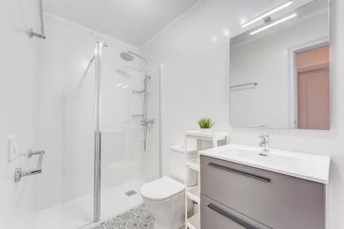 y baño con ducha, lavabo y aseo. en Perfect Holiday Sea View Top Floor LosCristianos en Los Cristianos