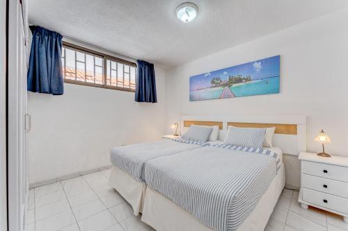 1 dormitorio con 2 camas y ventana en Perfect Holiday Sea View Top Floor LosCristianos en Los Cristianos