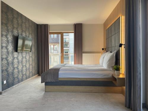 ein Hotelzimmer mit einem Bett und einem Fenster in der Unterkunft Sea Resort in Władysławowo