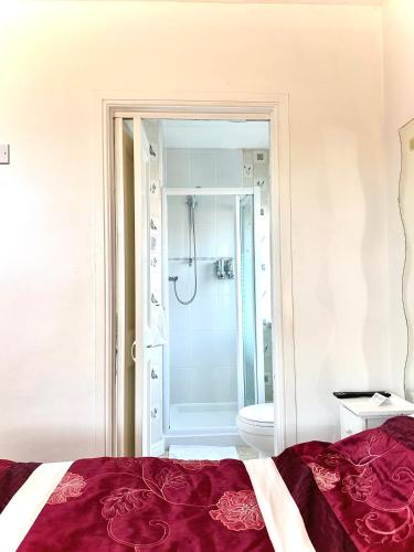 Postel nebo postele na pokoji v ubytování Anand Lodge