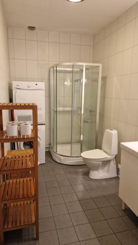 Ett badrum på Strandnära boende med egen uteplats