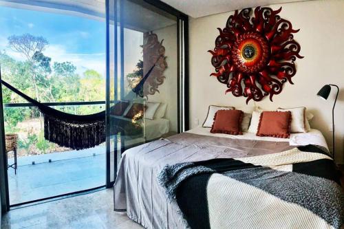 ein Schlafzimmer mit einem Bett und einem großen Spiegel an der Wand in der Unterkunft LUXURY CONDO EXCLUSIVE ¨ALDEA ZAMA¨ in Tulum