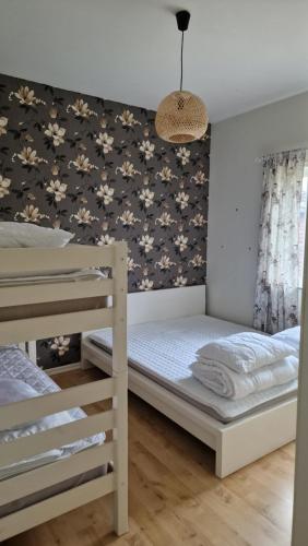 Säng eller sängar i ett rum på Strandnära boende med egen uteplats
