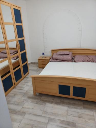1 dormitorio con 2 camas y espejo en Gyuszika Vendégház, en Balatonfűzfő