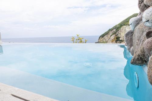 einen Pool mit Meerblick in der Unterkunft Relais Solis in Ponza