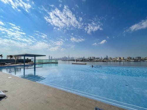 Bazén v ubytování Vogue Waterfront Living - The Grand Dubai Creek Harbour nebo v jeho okolí