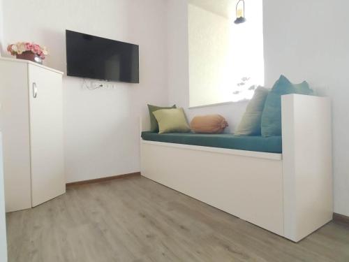 Cette chambre dispose d'un canapé et d'oreillers. dans l'établissement Metekhi Apartments, à Tbilissi