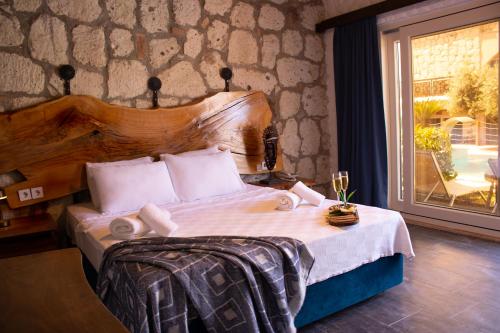 ein Schlafzimmer mit einem großen Bett und einem Fenster in der Unterkunft Etiz Hotels Alaçatı in Cesme