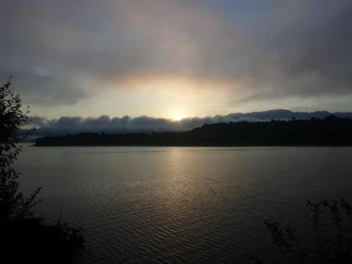 una puesta de sol sobre un gran cuerpo de agua en Sibora Guest House Liqeni Ulez, 