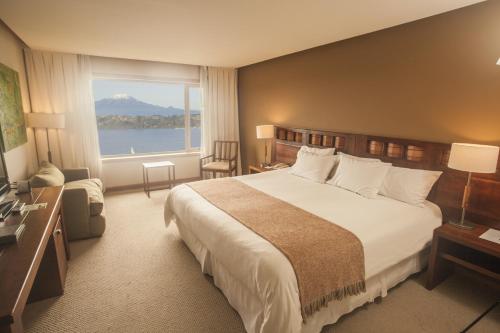 Ένα ή περισσότερα κρεβάτια σε δωμάτιο στο Hotel Cumbres Puerto Varas