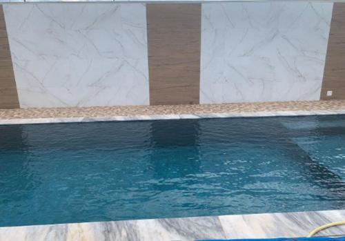 um close-up de uma piscina em Casa aconchegante em Sinop