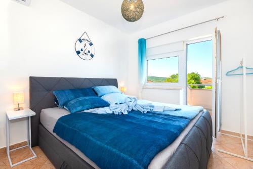 Postel nebo postele na pokoji v ubytování Blue Swan Residence - Central Pirovac - Beach - Netflix