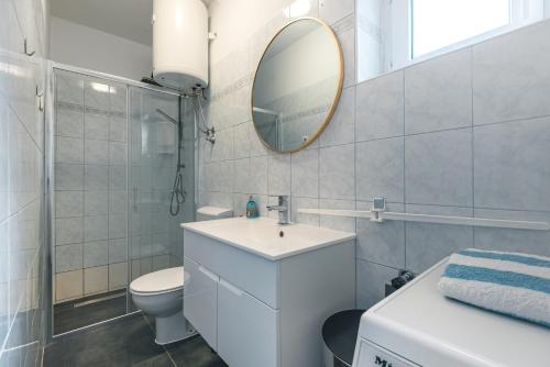 Koupelna v ubytování Blue Swan Residence - Central Pirovac - Beach - Netflix