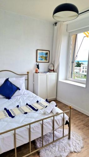 布雷斯特的住宿－La suite - Vue MER - Annexe autonome，一间卧室设有一张床和一个窗口