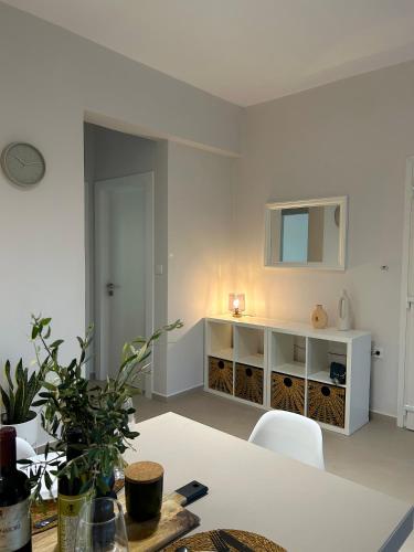 a white living room with a table and white chairs at La Casa di Leone - Casa GIO in Svoúrou Metókhion