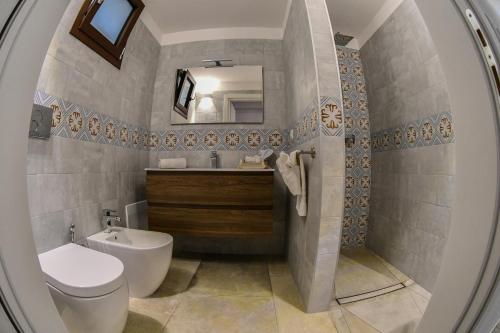 y baño con aseo, lavabo y espejo. en Tenuta Corano Nardò, en Nardò