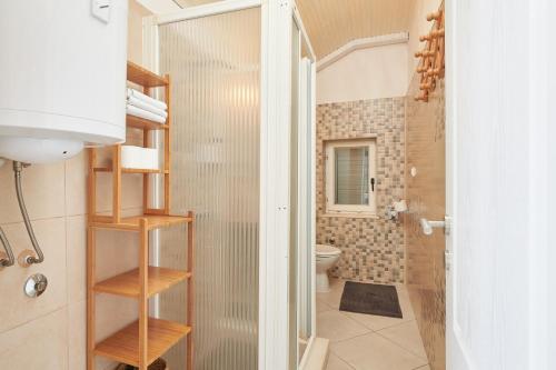y baño pequeño con ducha y aseo. en Sea view house Cavtat, en Cavtat