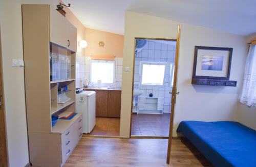 Mały pokój z łóżkiem i łazienką w obiekcie Domek na Mazurach w mieście Mrągowo