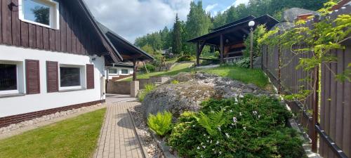 Un jardín fuera de Ubytování Na Výsluní Tanvald