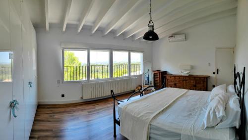 een slaapkamer met een groot bed en een groot raam bij Villa Altea Original Industrial Vistas Panorámicas in Altea