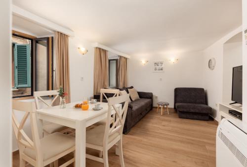 een woonkamer met een tafel en een bank bij Apartment Amigo Old Town Kotor in Kotor