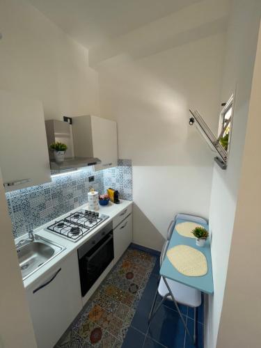 una piccola cucina con lavandino e piano cottura di Dal Torrese a Marina di Camerota