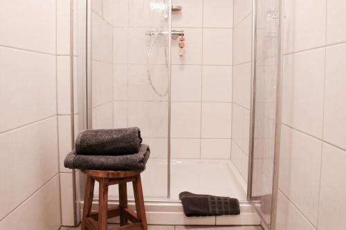 um chuveiro com uma toalha num banco na casa de banho em Landhaus Weserbergland - Ida em Vahlbruch