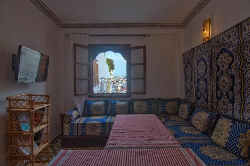 - un salon avec un canapé et une fenêtre dans l'établissement Dar Louban House in Tangier Kasbah, à Tanger