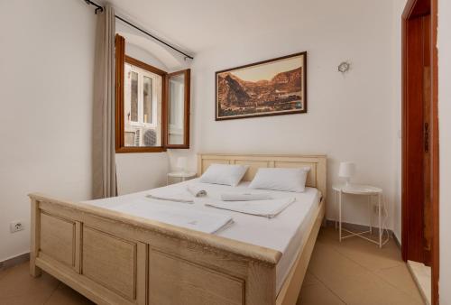 Llit o llits en una habitació de Apartment Amigo 2 Old Town Kotor