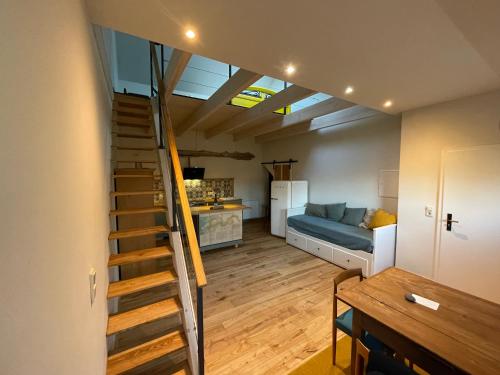 Habitación con una escalera que conduce a un dormitorio. en Deichgraf Emden en Emden
