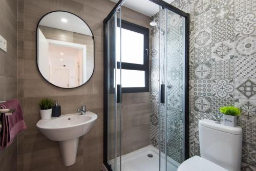 La salle de bains est pourvue d'un lavabo, de toilettes et d'un miroir. dans l'établissement Nuevo Atico Panoramico - Piscina - 3 habitaciones - Terraza vista Mar, à Rincón de la Victoria