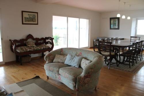 un soggiorno con divano e una sala da pranzo di Freire´s Family House a Évora