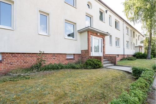 a house with a lawn in front of it at Gemütliche 2-Zimmer-Wohnung in Neustadt in Holstein