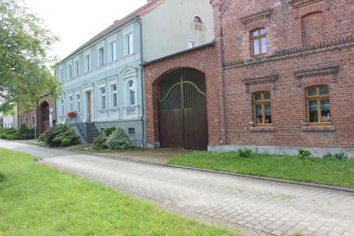 un edificio de ladrillo con una puerta grande y un camino de ladrillo en Amselwohnung 