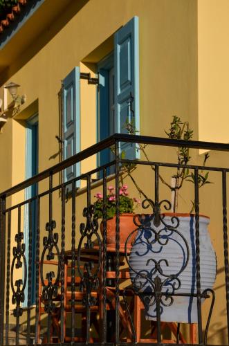 Un balcón o terraza de Hotel Dina - Ξενοδοχείο Ντινα
