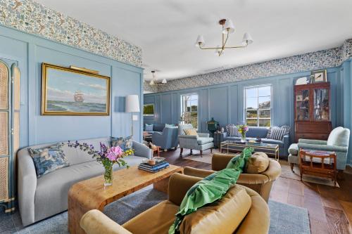 a living room with blue walls and couches at Atlantic Inn in New Shoreham