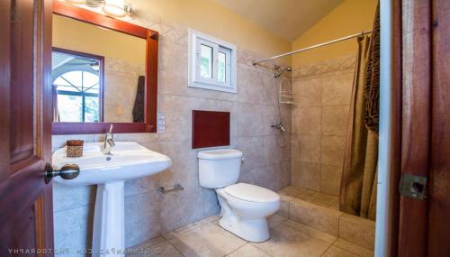 een badkamer met een toilet, een wastafel en een douche bij Ocean Dream 1st See Line Studio in Cabarete