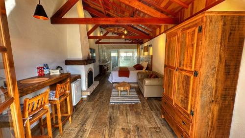 a room with a kitchen and a living room at Monte Verde Lofts Araucária in Monte Verde