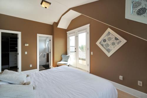 Ένα ή περισσότερα κρεβάτια σε δωμάτιο στο Great West Vancouver house with hot tub, across from beach & 10 mn to Downtown Vancouver